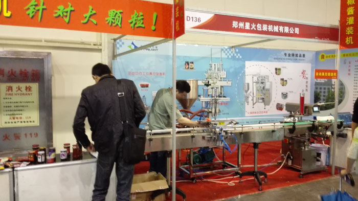 雙頭自動辣椒醬灌裝機參展現場