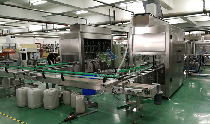 全自動柴油尾氣凈化液灌裝設備生產線